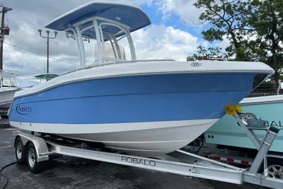 Robalo R222 Center Console