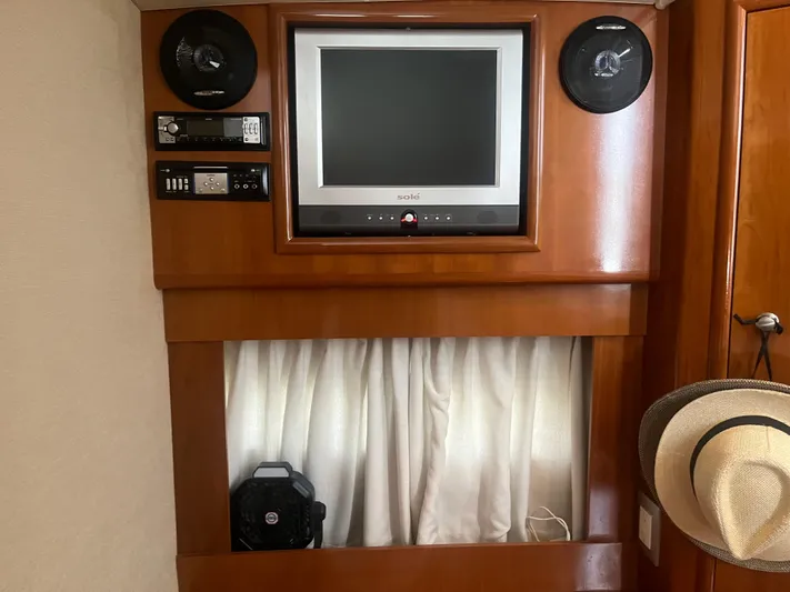  Yacht Photos Pics Entertainment system in 2006 Carver 430 Cockpit Motor Yacht with TV and speakers.