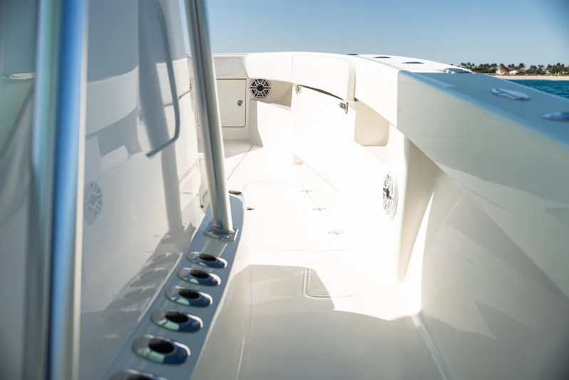  Yacht Photos Pics 2022 SeaVee 390Z boat interior, showcasing sleek design and spacious deck layout.