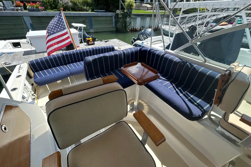  Yacht Photos Pics 2005 Hunt Yachts Surfhunter 33 interior with striped seating and American flag.