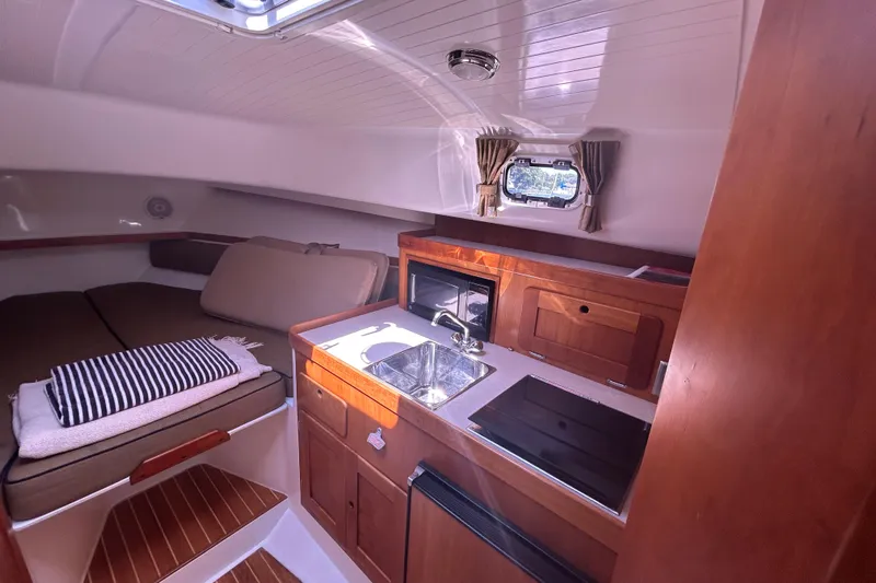  Yacht Photos Pics Cozy 2005 Hunt Yachts Surfhunter 33 cabin with kitchenette and bed.