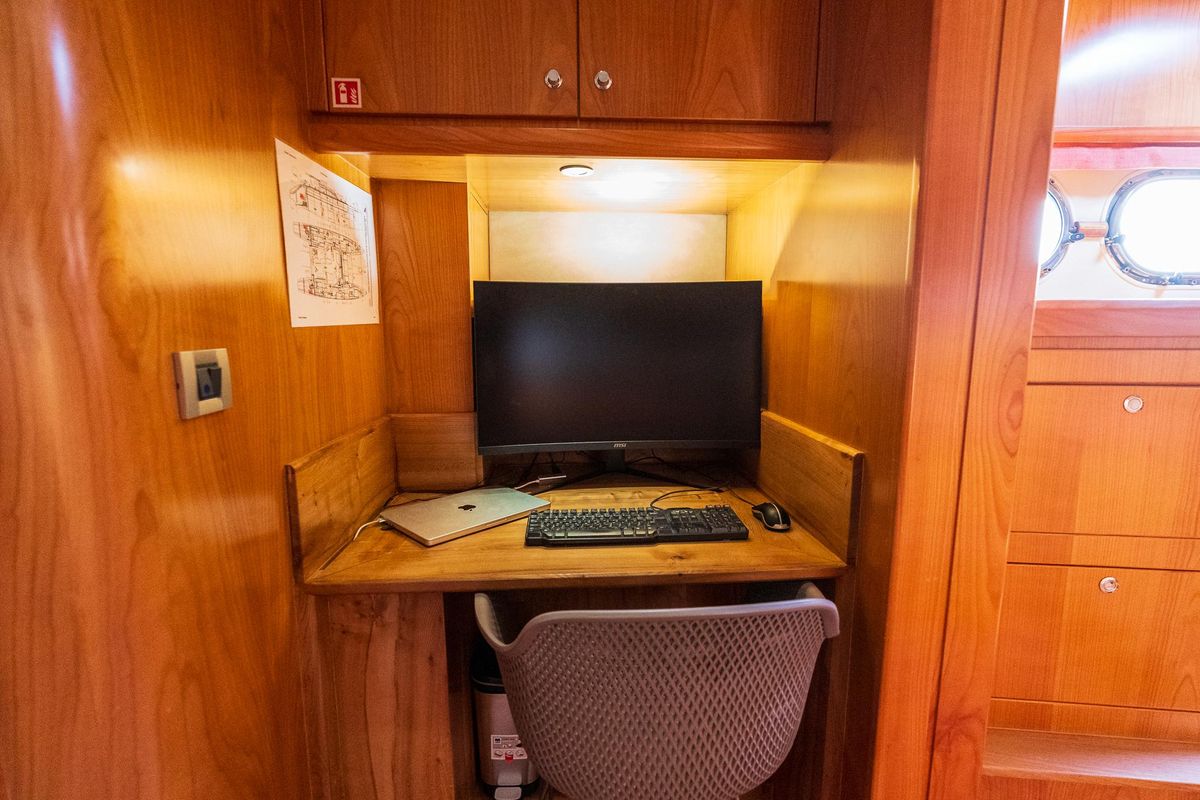 2008 Catana 90 