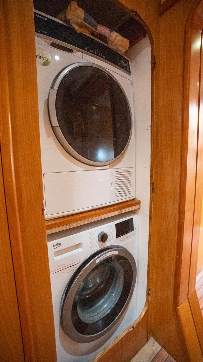 2008 Catana 90 