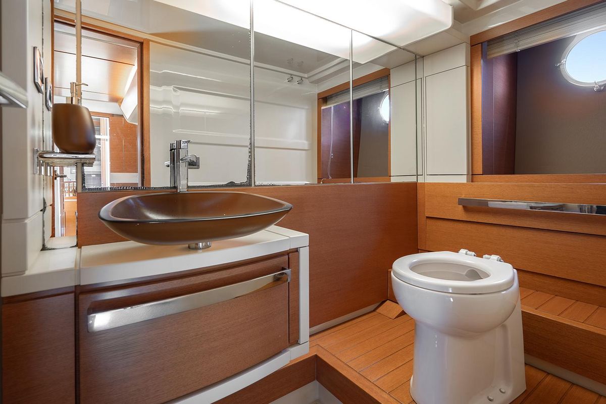 2013 Azimut 66 