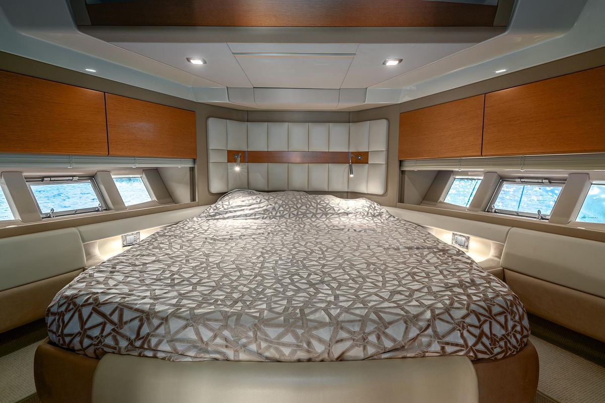 2013 Azimut 66 