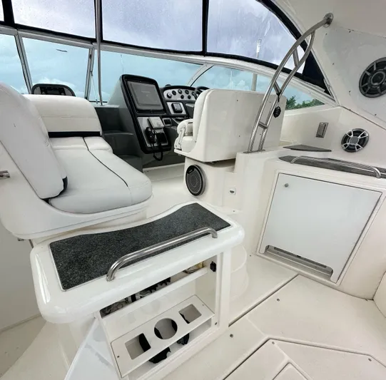  Yacht Photos Pics 2006 Cruisers Yachts 420 Express cockpit with white seating and control panel.