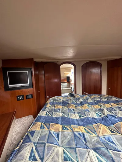  Yacht Photos Pics Interior cabin of 2006 Cruisers Yachts 420 Express with bed and TV.