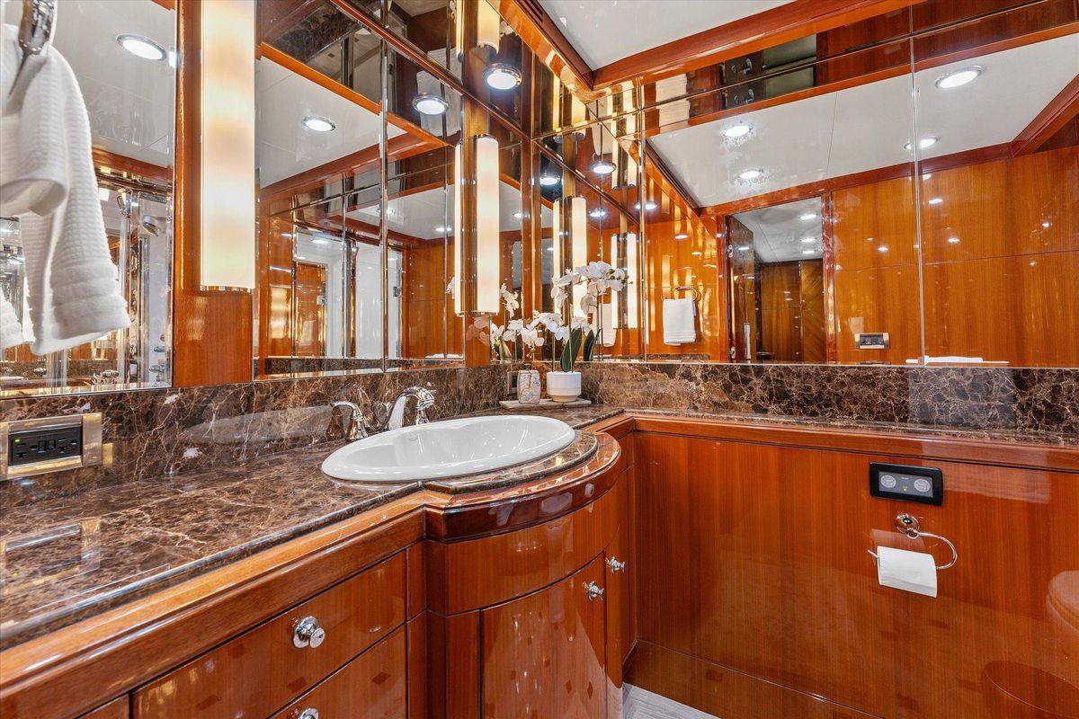 2008 Ocean Alexander 74 
