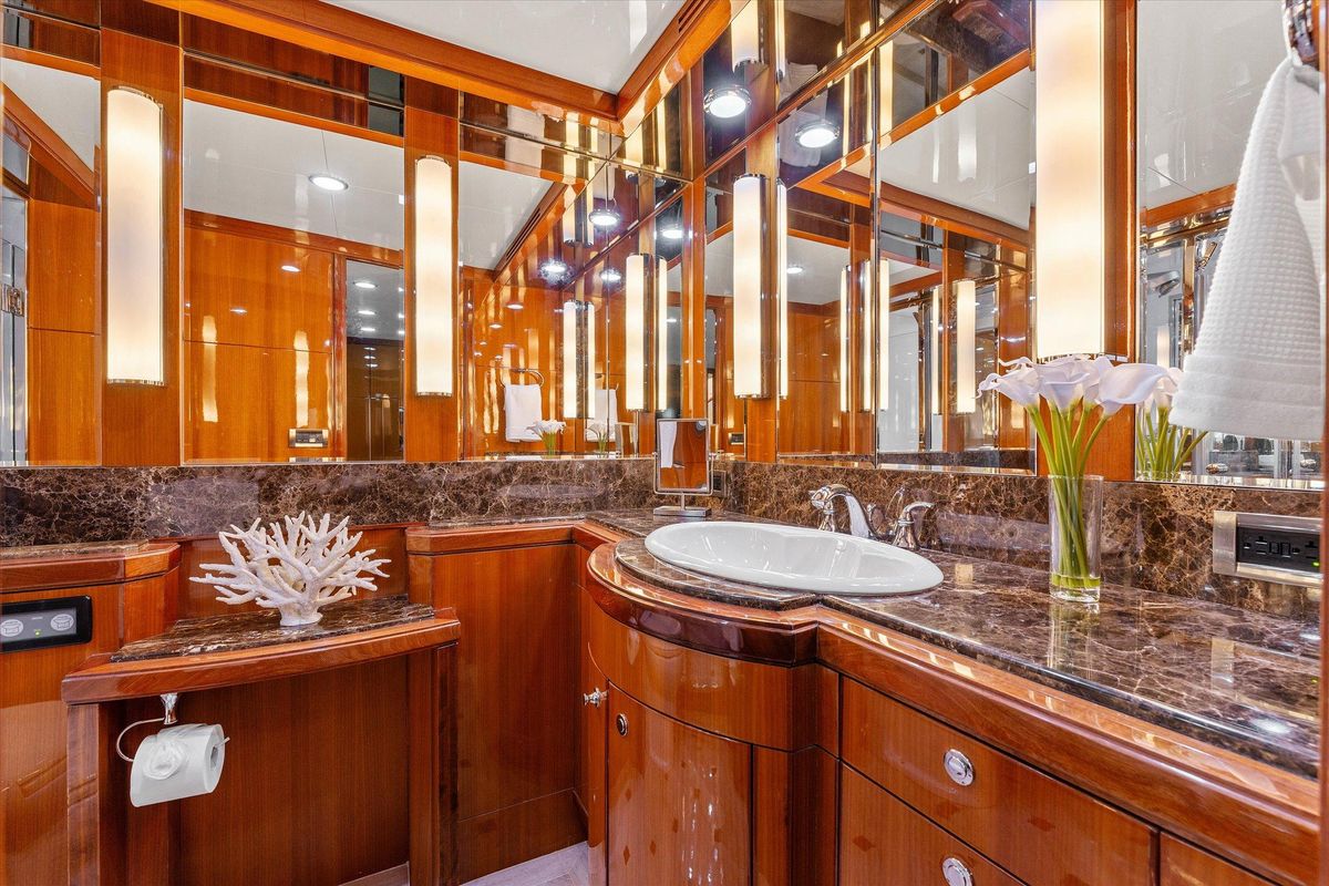 2008 Ocean Alexander 74 