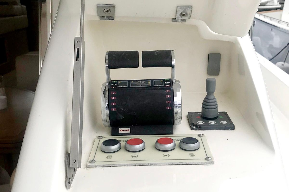 2006 Ferretti Yachts 55 