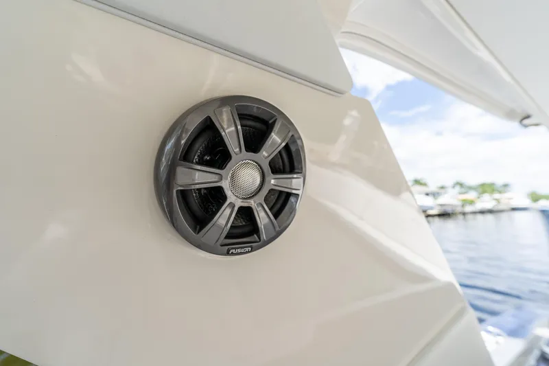  Yacht Photos Pics 2019 Sea Ray SLX 400 Outboard speaker detail with water view.