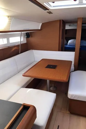 Misty Yacht Photos Pics Saloon View (2)