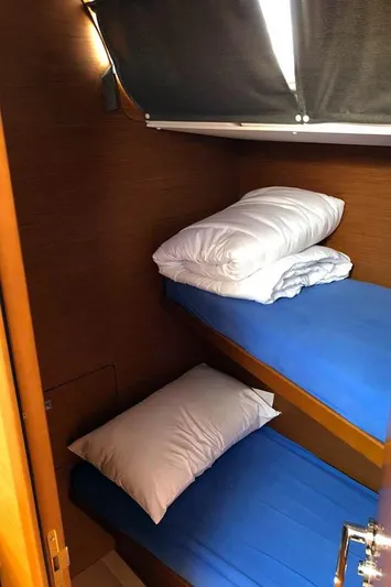 Misty Yacht Photos Pics Twin Bunk View (1)