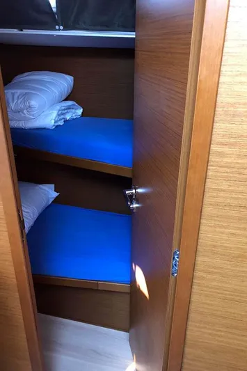 Misty Yacht Photos Pics Twin Bunk View (2)