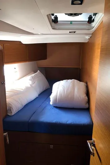 Misty Yacht Photos Pics Port Forward Cabin View (1)