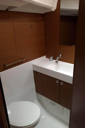 Misty Yacht Photos Pics Head View (1)