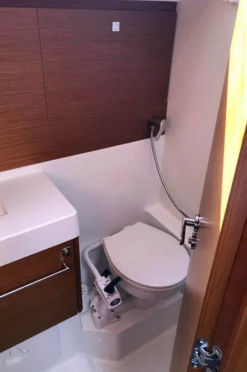 Misty Yacht Photos Pics Head View (3)