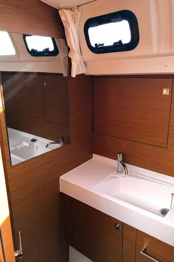 Misty Yacht Photos Pics Head View (4)