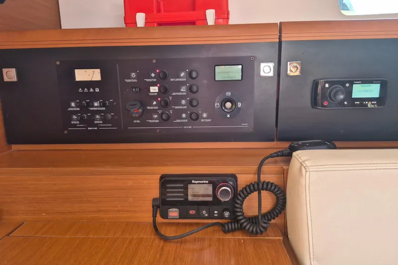 Misty Yacht Photos Pics Main Instrument Panel (1)