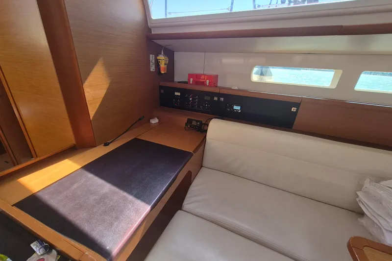 Misty Yacht Photos Pics Chart Table View (3)