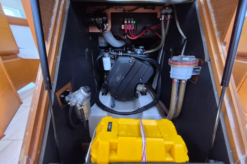 Misty Yacht Photos Pics Engine and engine battery