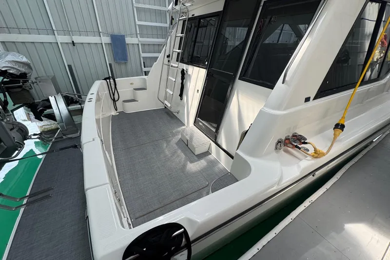 The Journey Yacht Photos Pics 1999 Bayliner 3988 Command Bridge Motoryacht in a marina, featuring spacious deck and modern design.