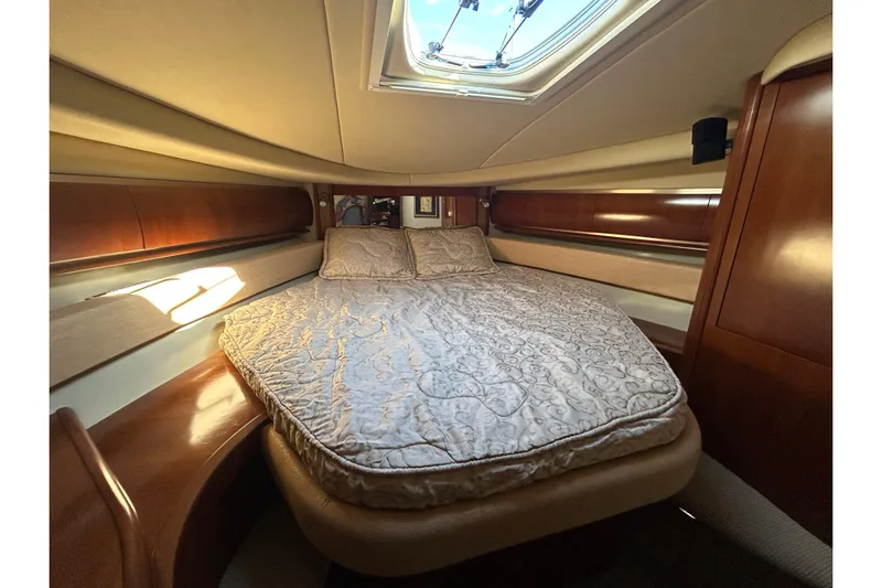 Blue Diamond Yacht Photos Pics Luxurious cabin interior of 2005 Sea Ray 500 Sundancer yacht with cozy bed.