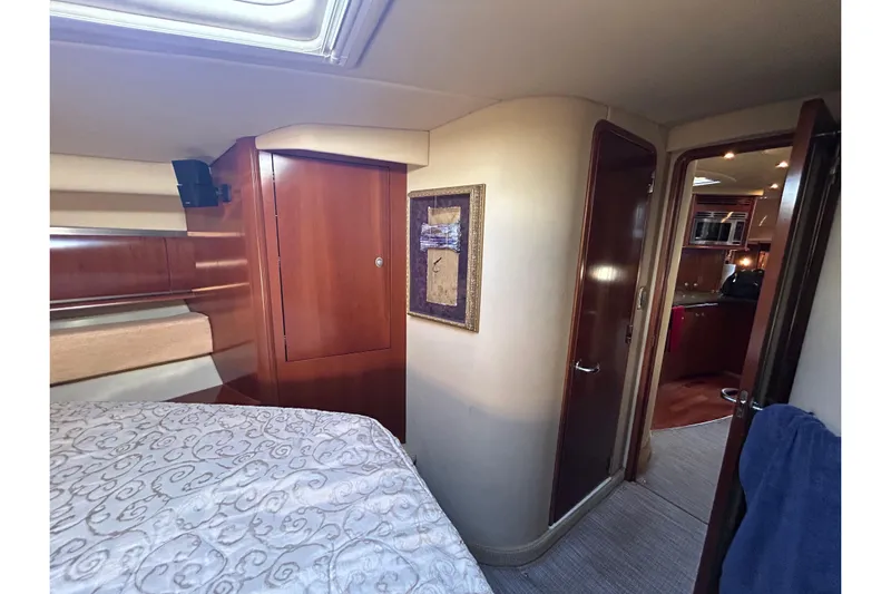Blue Diamond Yacht Photos Pics Interior of 2005 Sea Ray 500 Sundancer yacht, featuring cozy bedroom and wooden cabinetry.