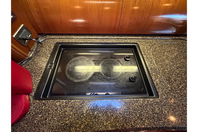 Blue Diamond Yacht Photos Pics Stovetop on 2005 Sea Ray 500 Sundancer yacht with granite countertop.