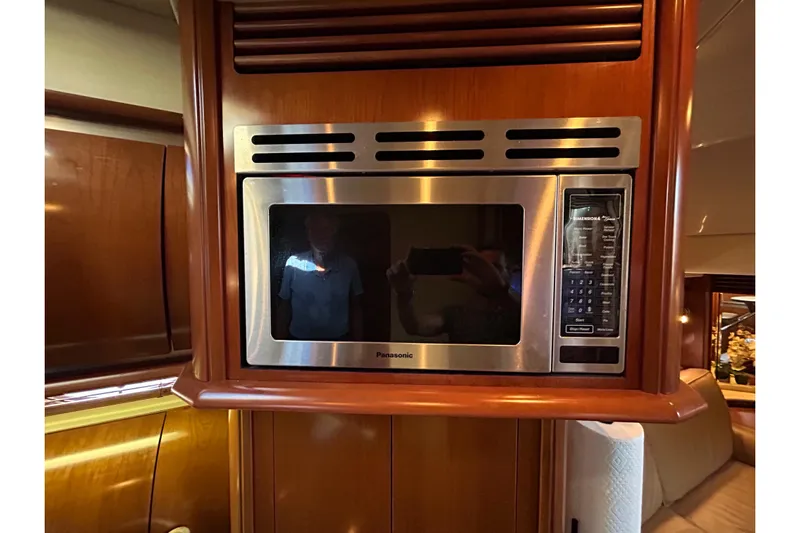 Blue Diamond Yacht Photos Pics 2005 Sea Ray 500 Sundancer interior with built-in Panasonic microwave.