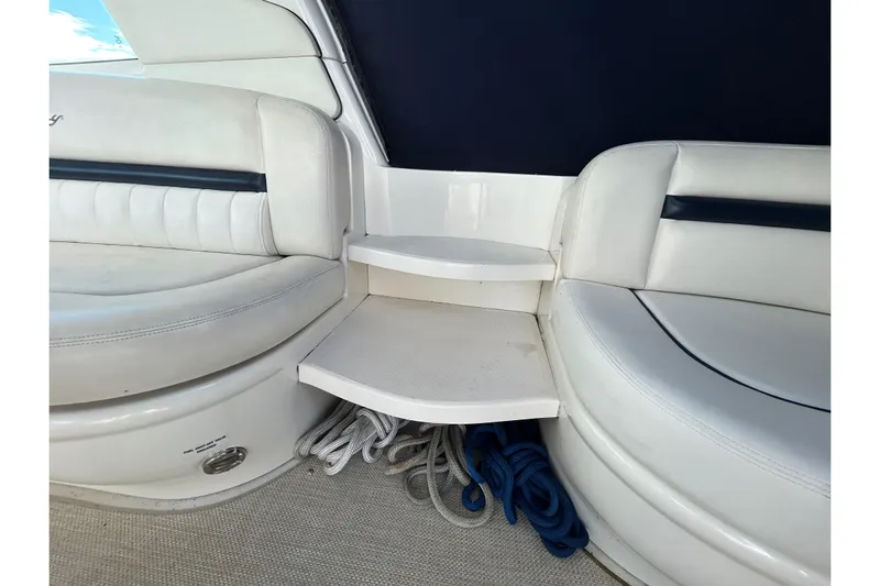 Blue Diamond Yacht Photos Pics 2005 Sea Ray 500 Sundancer interior seating with storage and ropes.