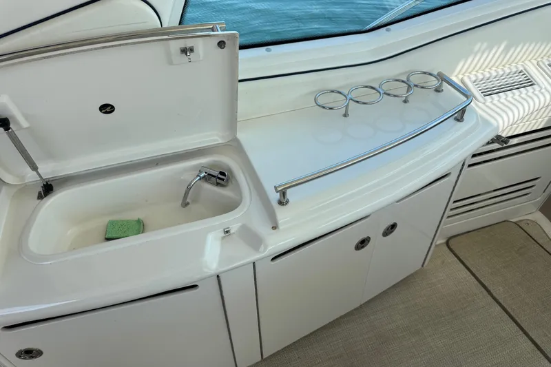 Blue Diamond Yacht Photos Pics 2005 Sea Ray 500 Sundancer yacht sink and countertop with cup holders.