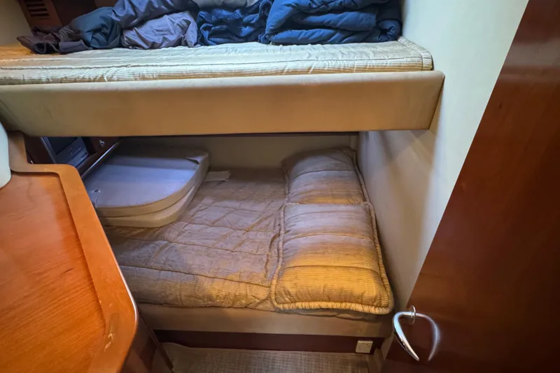 Blue Diamond Yacht Photos Pics 2005 Sea Ray 500 Sundancer cabin with cozy bunk beds and wooden interior.