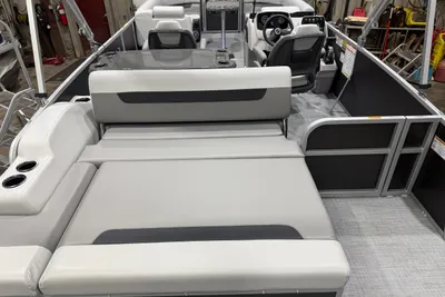 Princecraft Vectra 23 RL SS Swingback Pontoon & Mercury 4-Stroke EFI