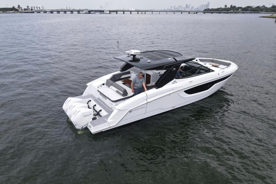 2022 Cruisers Yachts 38 GLS Outboard