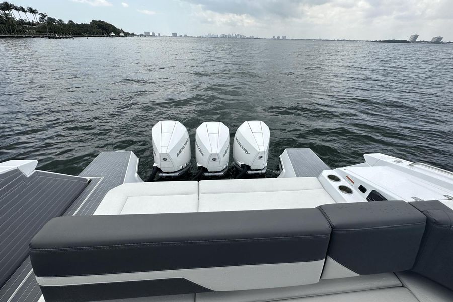 2022 Cruisers Yachts 38 GLS Outboard