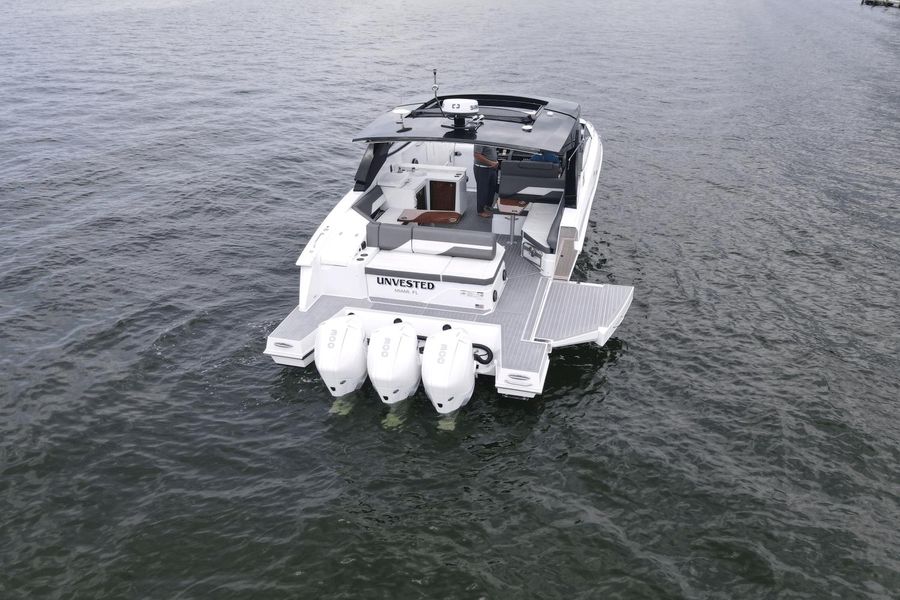 2022 Cruisers Yachts 38 GLS Outboard