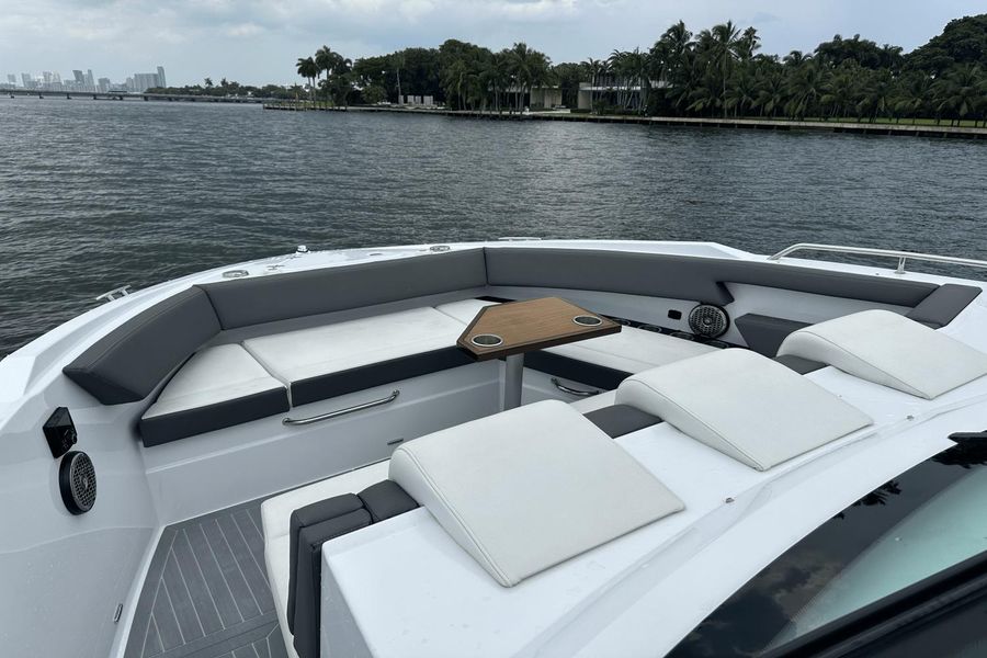 2022 Cruisers Yachts 38 GLS Outboard