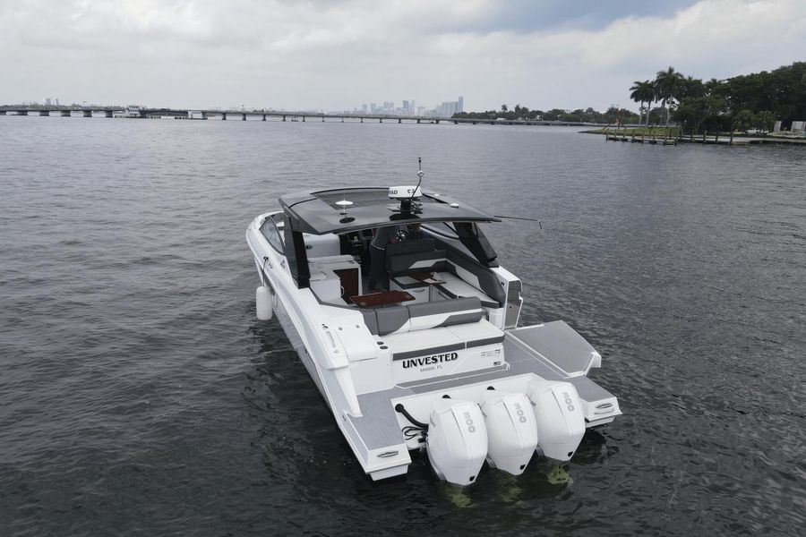 2022 Cruisers Yachts 38 GLS Outboard