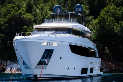 2019 Custom Line Navetta 33