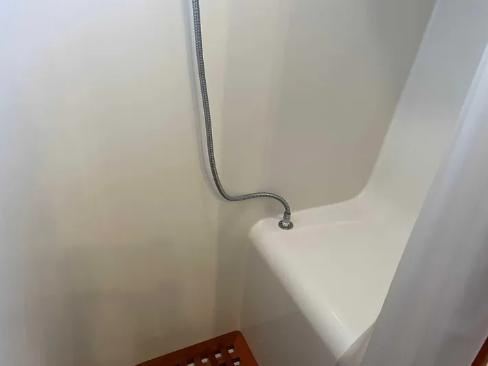 Stranraer IV Yacht Photos Pics Shower