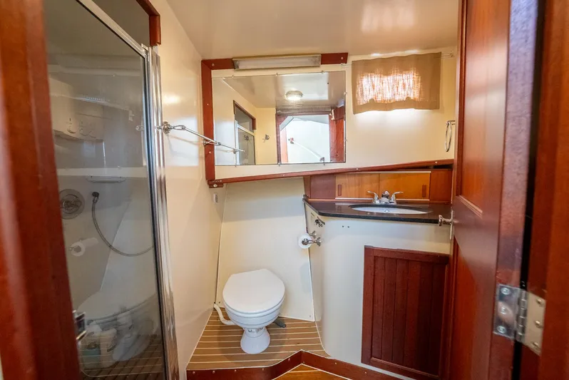 Tignish Yacht Photos Pics Head and Vanity