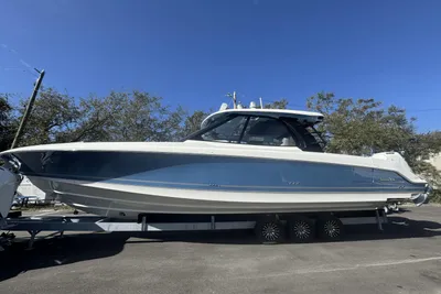 Boston Whaler 380 Realm