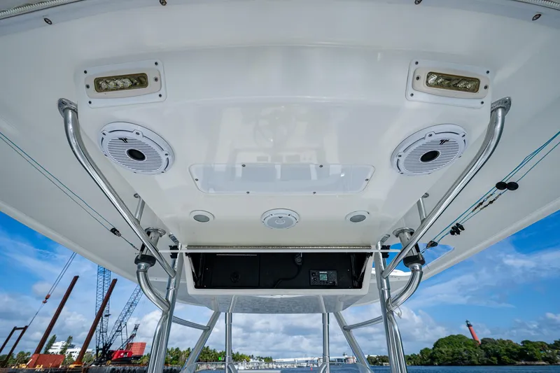 Poliseas Yacht Photos Pics 2006 Bahama 31 boat interior ceiling with speakers and lights, featuring a clear blue sky background.