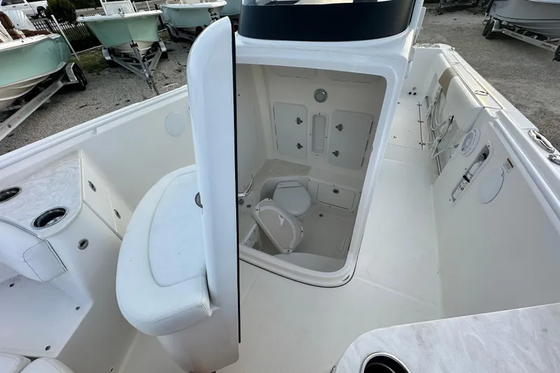  Yacht Photos Pics 2021 Edgewater 262CC boat interior with open console and seating area.