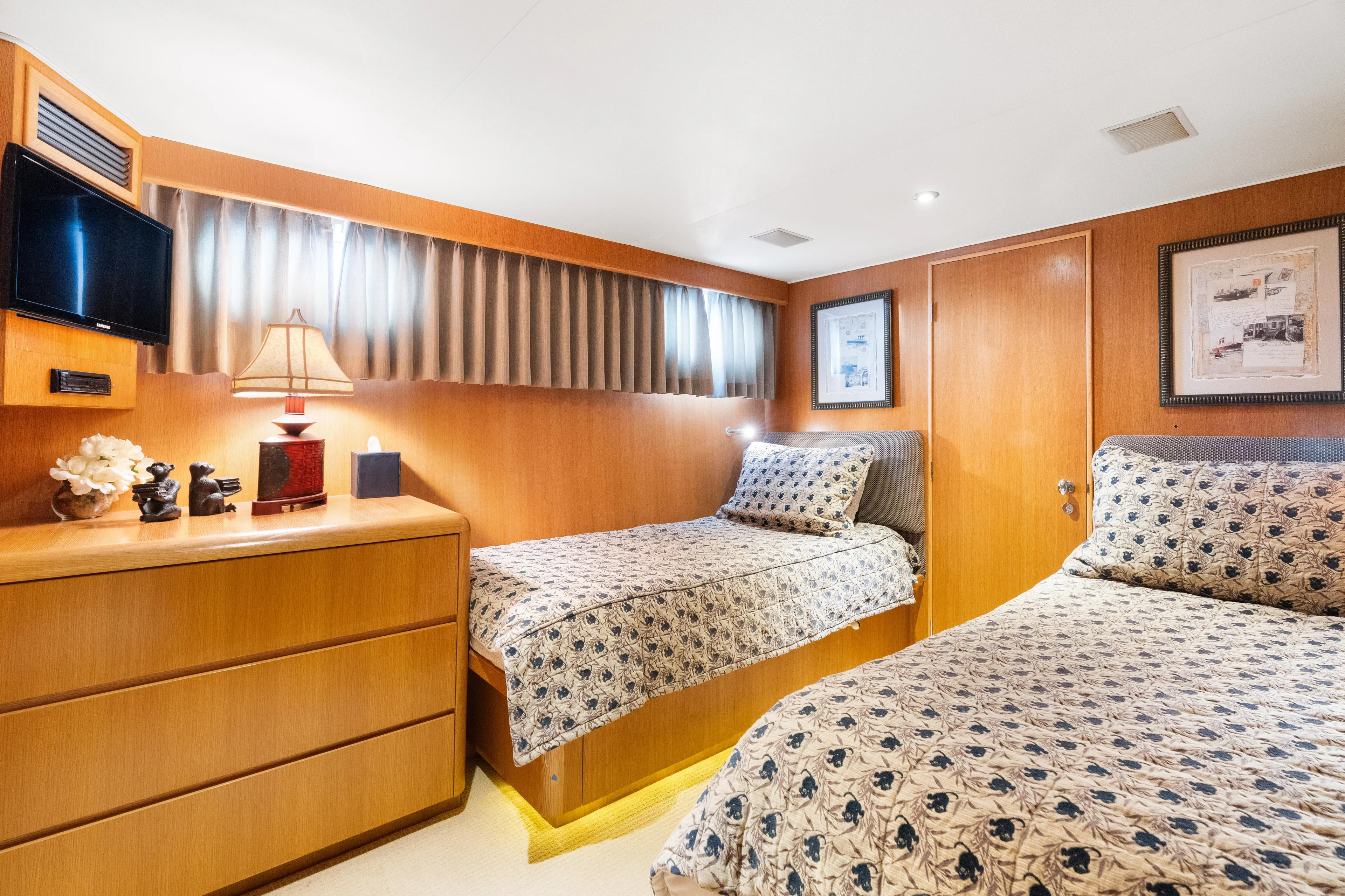 Crown Jewel Yacht Photos Pics Luxurious twin bedroom on 1996 Broward 96 Raised Pilothouse MY yacht.