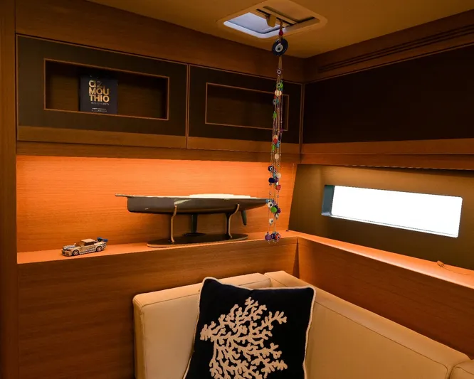 Storm Of London Yacht Photos Pics ICE70