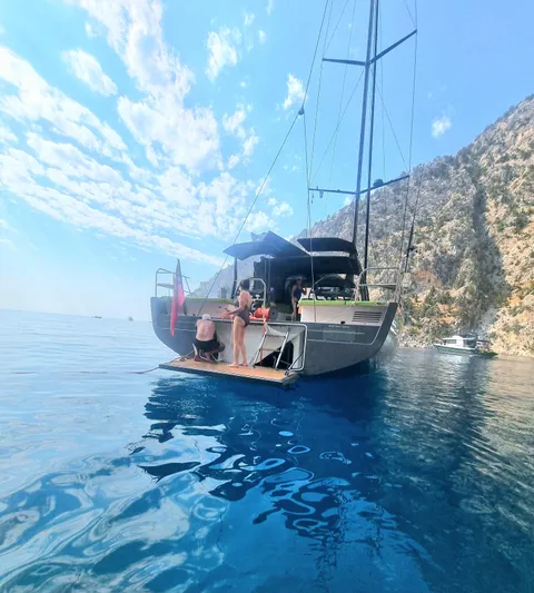 Storm Of London Yacht Photos Pics ICE70