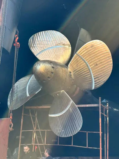 Khozam Yacht Photos Pics Large ship propeller from 1974 Expedition model by SCHICHAU UNTERWESER AG, Bremerhaven.