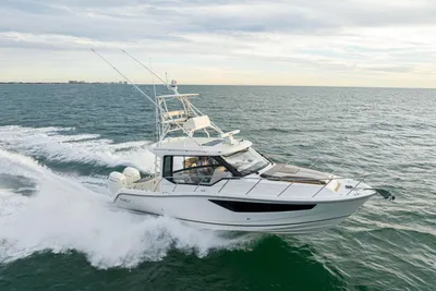 Boston Whaler 365 Conquest